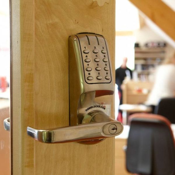 Codelocks elektronisch deurslot CL5010 op deur 2