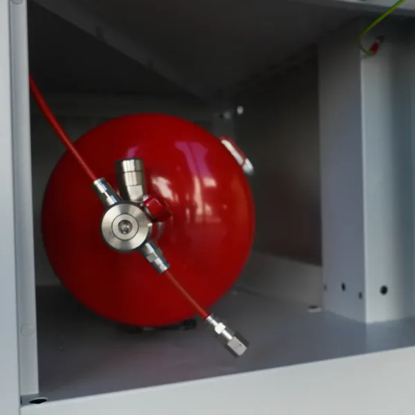 Binnenkant van een locker met zicht op de automatische blusser, geplaatst in het compartiment voor brandbeveiliging.